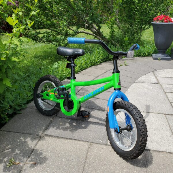 Raleigh Vibe Kids' Bike, 12-in Wheel, Green, with training wheels - Image 2