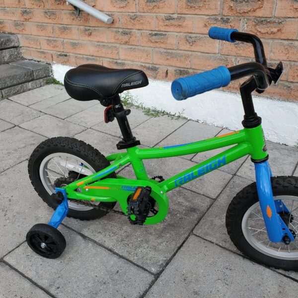 Raleigh Vibe Kids' Bike, 12-in Wheel, Green, with training wheels - Image 3